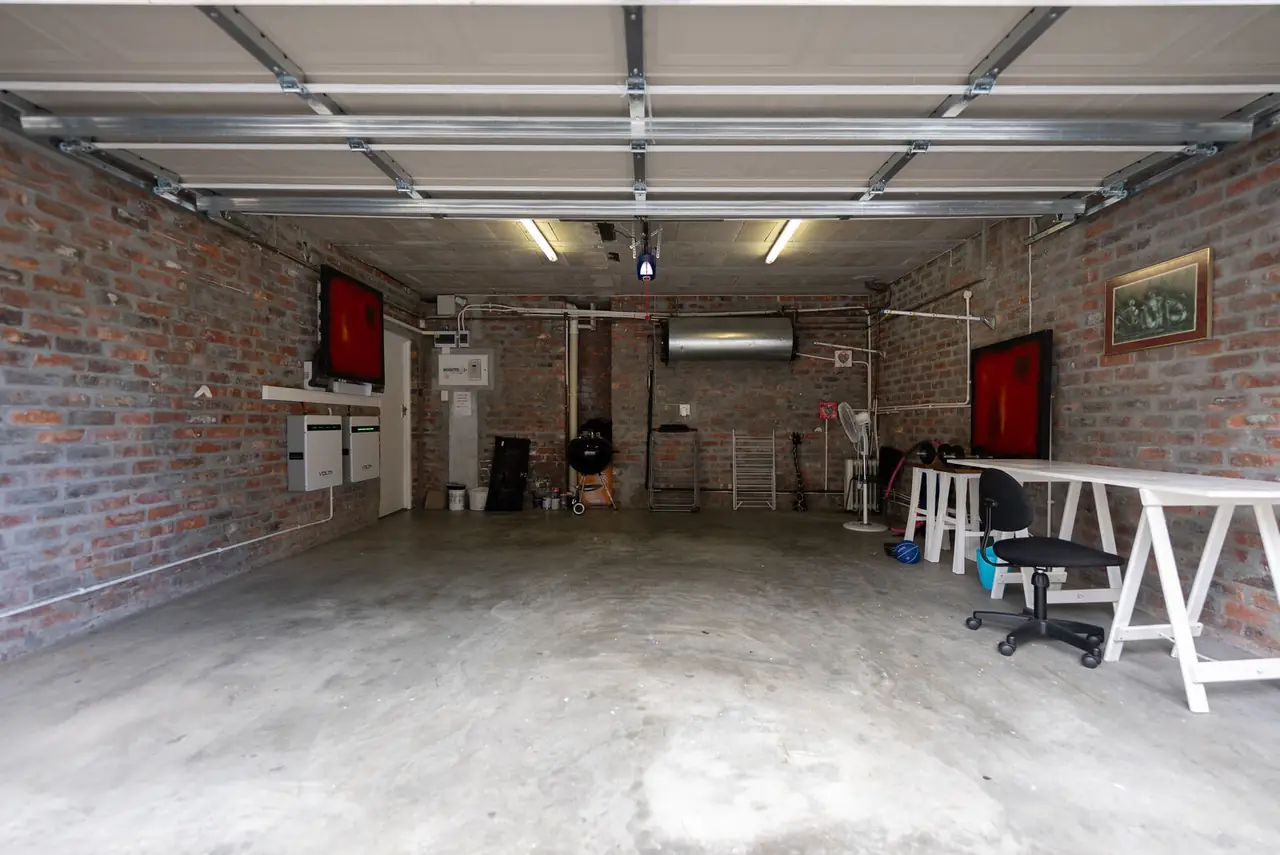 Double garage with battery backup